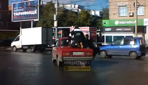 В Новосибирске парень прокатился на багажнике  пятерки с алтайскими номерами