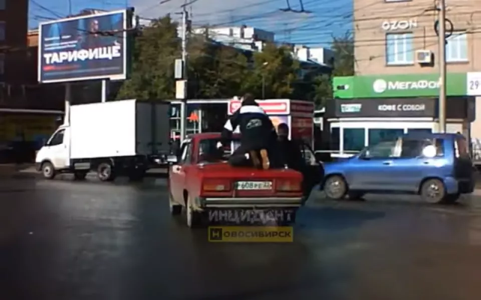 В Новосибирске парень прокатился на багажнике пятерки с алтайскими номерами