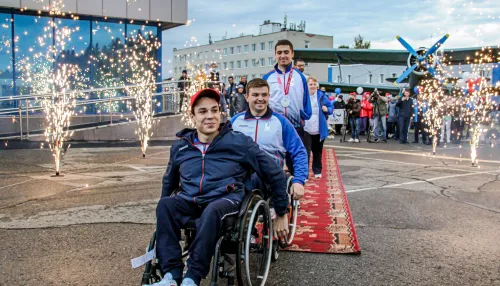 Алтайских паралимпийцев встретили в аэропорту Барнаула с цветами и фейерверком