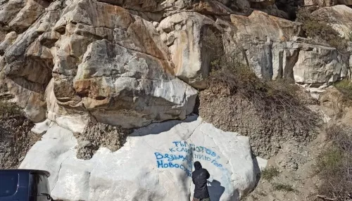 В Горном Алтае туристов оштрафовали за наскальные надписи
