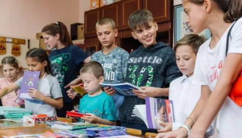 Покупатели Мария-Ра помогли детям собраться в школу