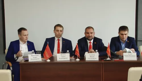 В Алтайский край прибыл лидер компартии Коммунисты России Максим Сурайкин