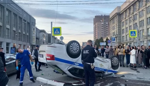 В Новосибирске Lexus протаранил и перевернул машину ДПС