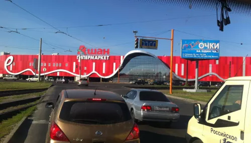 В Барнауле водители устроили бой на кольце у ТЦ Волна