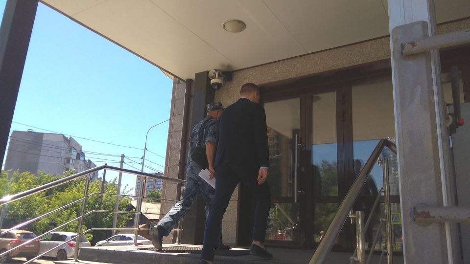 Михаил Старцев заходит в здание суда