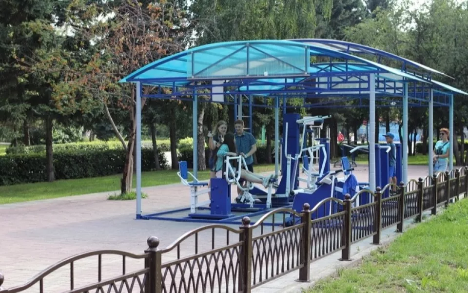 В Бийске вандалы сломали уличные тренажеры прямо в центре города