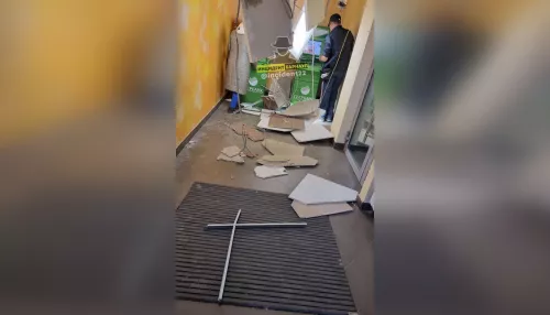 В допофисе Сбербанка в Барнауле обрушился потолок