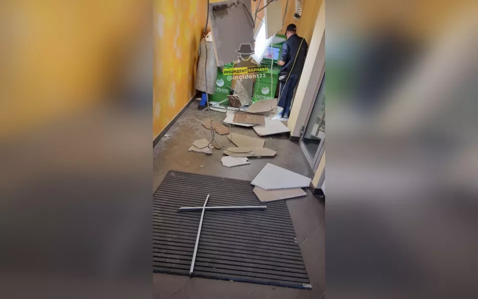 В допофисе Сбербанка в Барнауле обрушился потолок