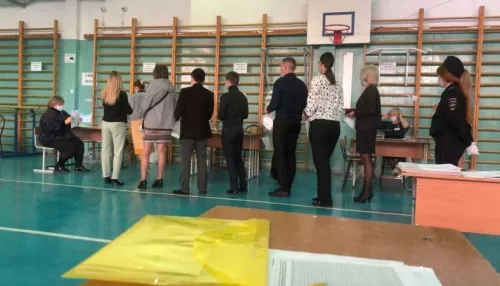 Это традиция: Акимова объяснила массовые очереди на избирательных участках