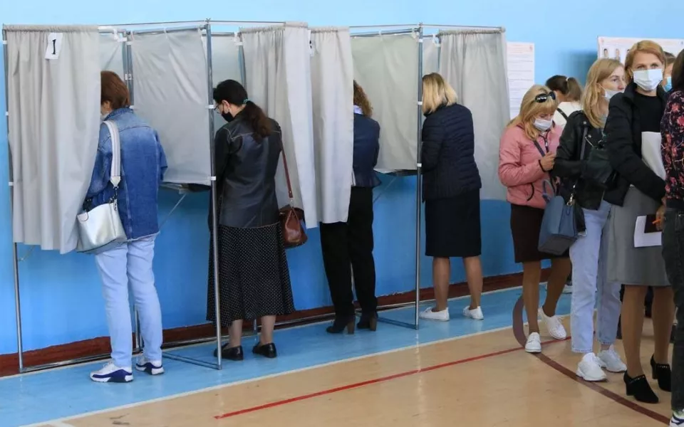Избиратели, бюллетени, урны: выборы-2021 в Барнауле глазами фотографа