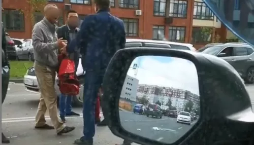 Водители устроили разборки на улице Барнаула после ДТП
