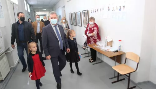Спикер АКЗС Александр Романенко проголосовал на парламентских выборах