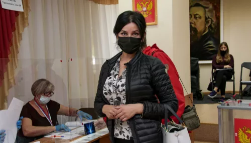 С семьями и улыбкой: как голосуют алтайские VIP-персоны на парламентских выборах