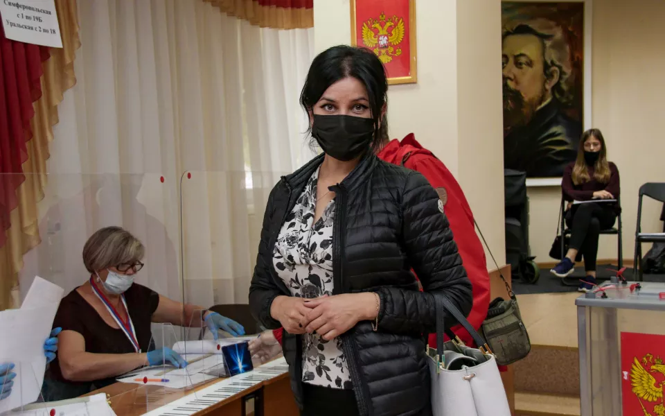 С семьями и улыбкой: как голосуют алтайские VIP-персоны на парламентских выборах