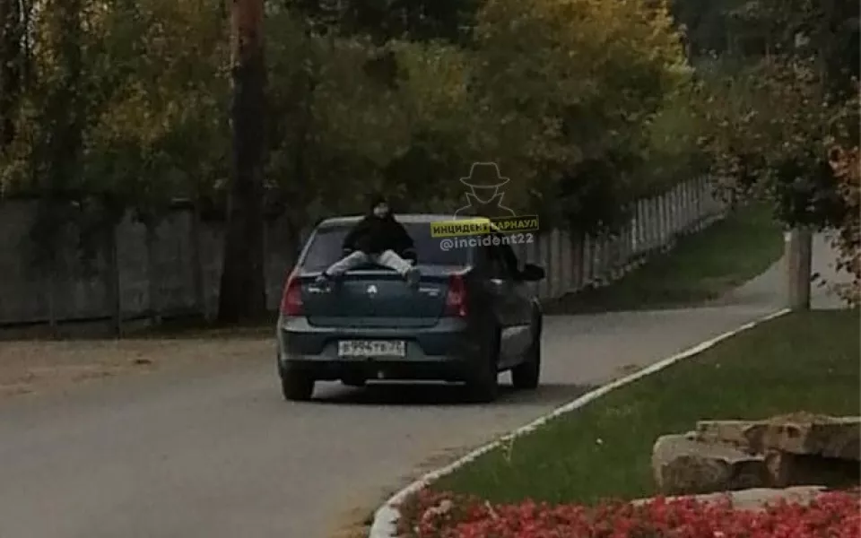 В Барнауле ребёнка прокатили на багажнике легковушки