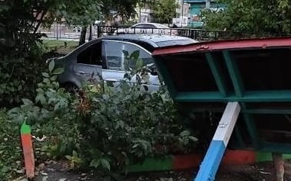 Грибок всмятку: в Горно-Алтайске иномарка разнесла детскую площадку