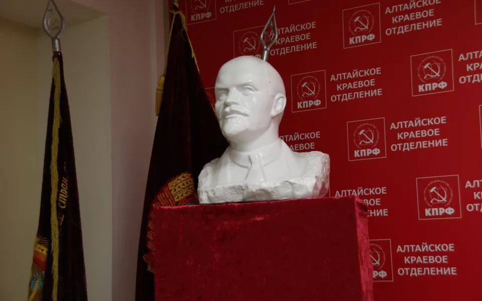 В Бийске приведут в порядок разваливающийся памятник Ленину