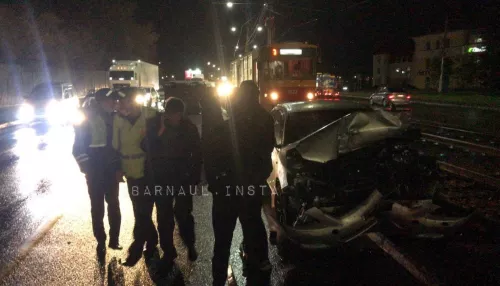 Буханка перевернулась в Барнауле после жесткого ДТП