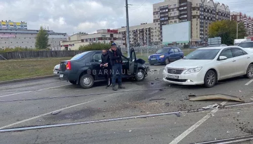 В Барнауле пьяный водитель на иномарке врезался в трамвай