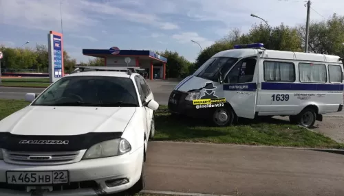 Полицейская Газель врезалась в легковой автомобиль в Барнауле