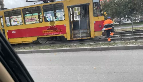 В Барнауле трамвай маршрута №7 развалился на ходу