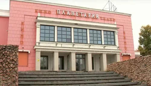 Надпись Планетарий установили на бывшем кинотеатре Родина в Барнауле