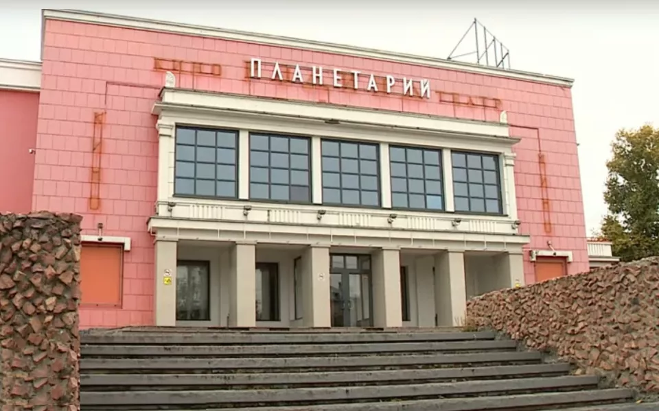 Надпись Планетарий установили на бывшем кинотеатре Родина в Барнауле