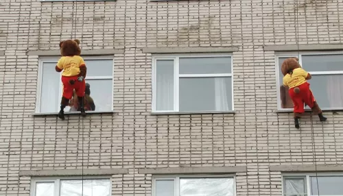 В Барнауле в детской больнице прошла благотворительная акция Добрый силовик