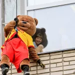 Добрые силовики в костюмах медведей провели спецоперацию в детской больнице