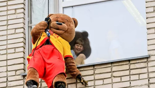 Добрые силовики в костюмах медведей провели спецоперацию в детской больнице