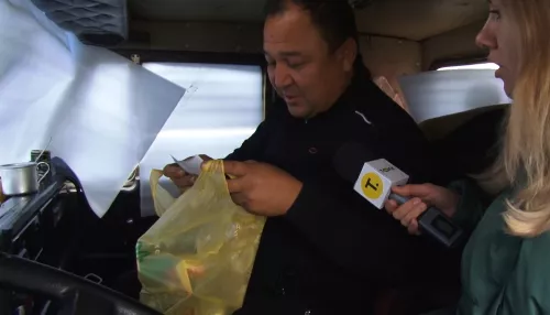 Житель Казахстана живет в КамАЗе в Барнауле и уже вынужден утепляться