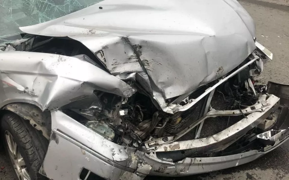 В Барнауле следовавшая на вызов пожарная машина врезалась в авто на перекрестке