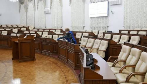 Четверть депутатов Алтайского заксобрания остаются не привитыми от коронавируса
