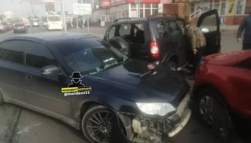 Вхламину закатанный: три автомобиля столкнулись в центре Барнаула