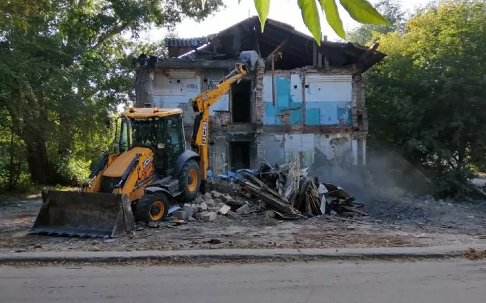 В Барнауле снесли ещё три аварийных многоквартирных дома