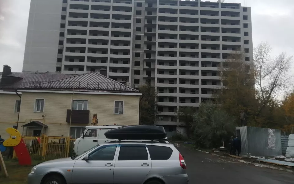 Жители барнаульской двухэтажки остались без солнечного света из-за новостройки
