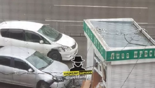 На барнаульском перекрестке две легковушки разнесли киоск