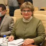 Депутат АКЗС Елена Хрусталева упала в здании парламента и повредила ногу