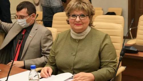 Депутат АКЗС Елена Хрусталева упала в здании парламента и повредила ногу