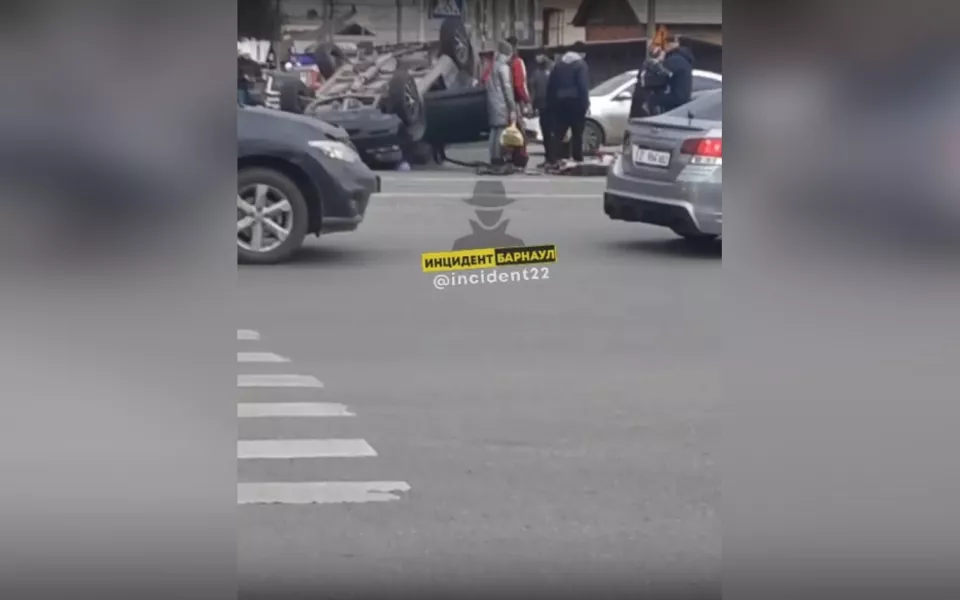 В центре Барнаула иномарка перевернулась на крышу после ДТП