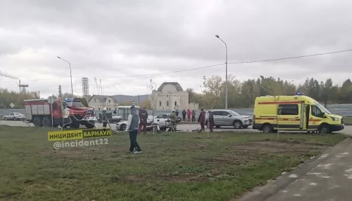 В Барнауле автомобиль разбился в жестком ДТП у остановки