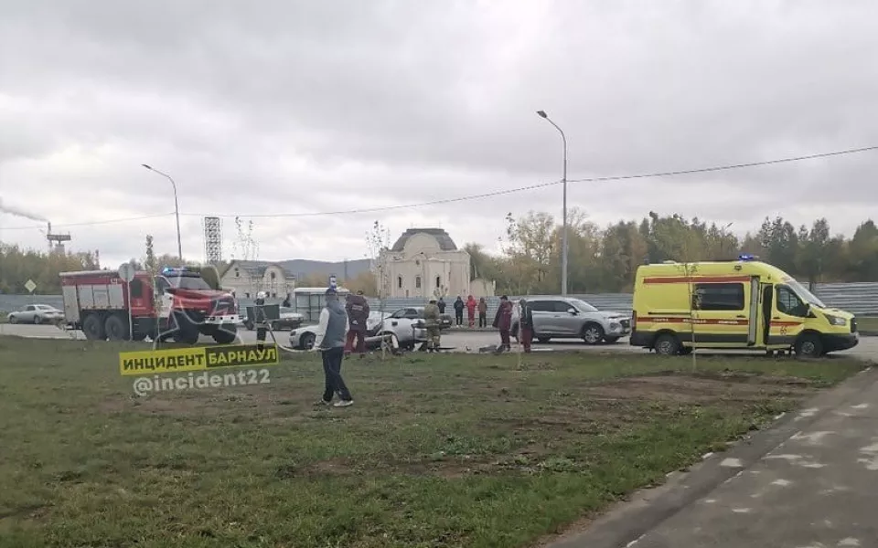 В Барнауле автомобиль разбился в жестком ДТП у остановки