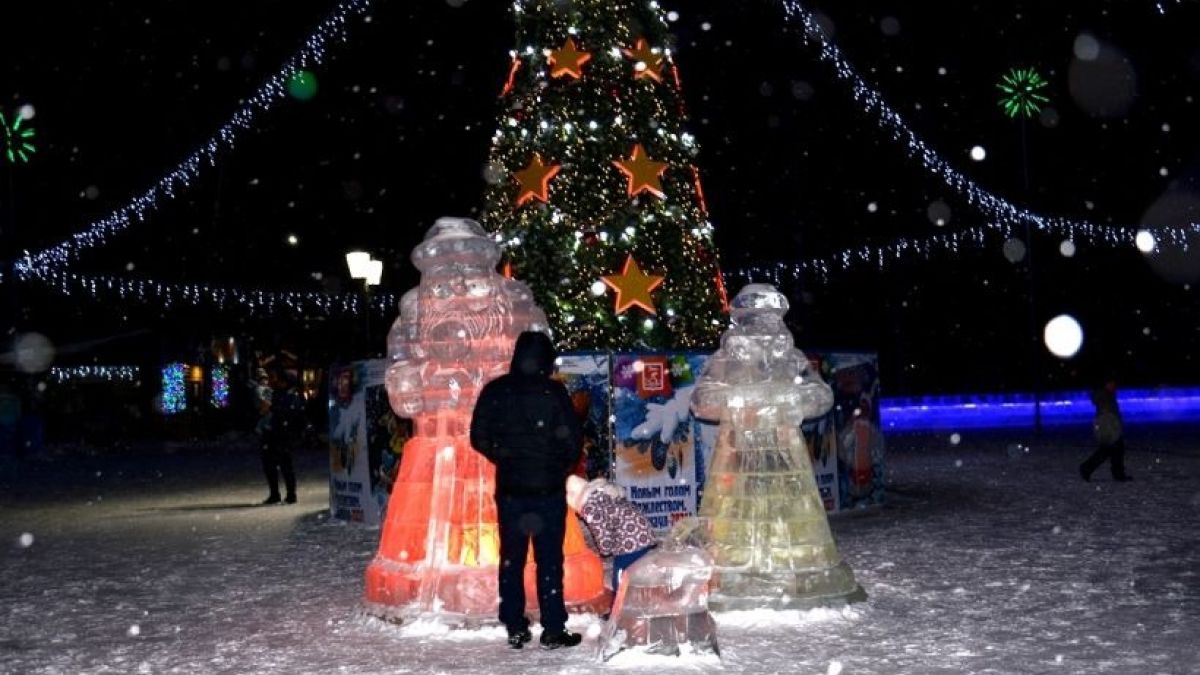 Снежный городок на площади Германа Титова в Барнауле 