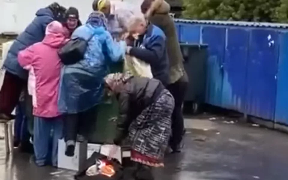 Жители Новосибирска устроили битву из-за просрочки из Ленты