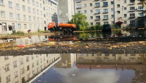 В Бийске из-за коммунальной аварии затопило двор, мусорки и парковки