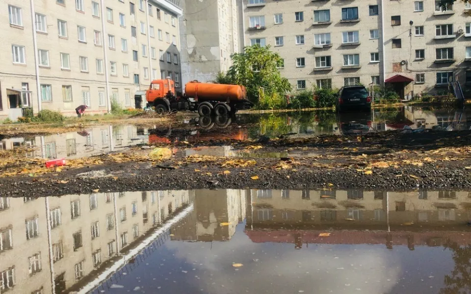 В Бийске из-за коммунальной аварии затопило двор, мусорки и парковки