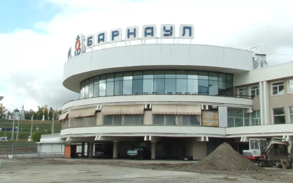 На Речном вокзале в Барнауле забивают пробные сваи под большой жилой комплекс