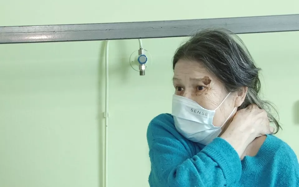 Бабушка, которая месяц прожила в барнаульской больнице, покинула лечебницу