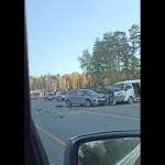 На новосибирской трассе после ДТП раскидало прицеп и колеса