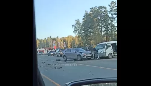 На новосибирской трассе после ДТП раскидало прицеп и колеса